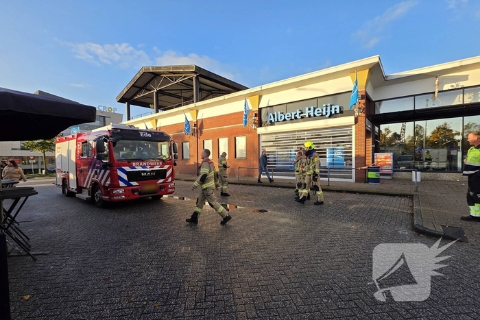 Medewerker supermarkt onwel bij ongeval met gevaarlijke stof en wordt naar ziekenhuis gebracht
