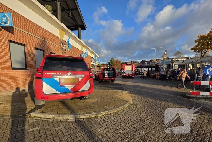 Medewerker supermarkt onwel bij ongeval met gevaarlijke stof en wordt naar ziekenhuis gebracht