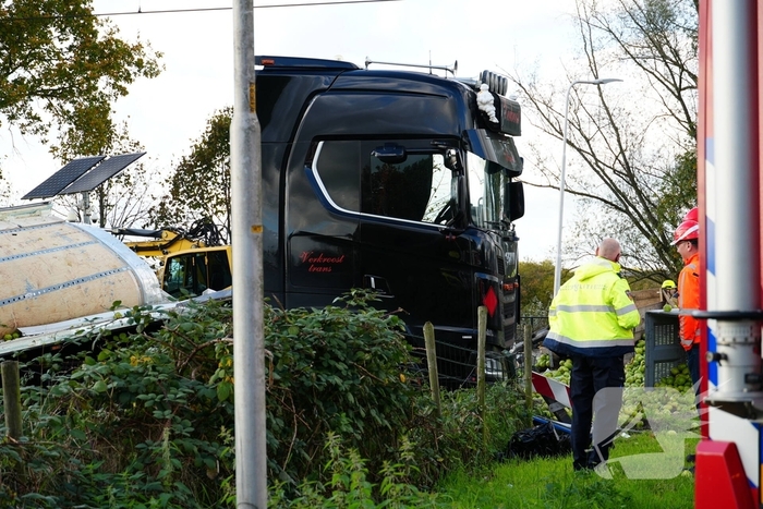 Trein botst op vrachtwagen