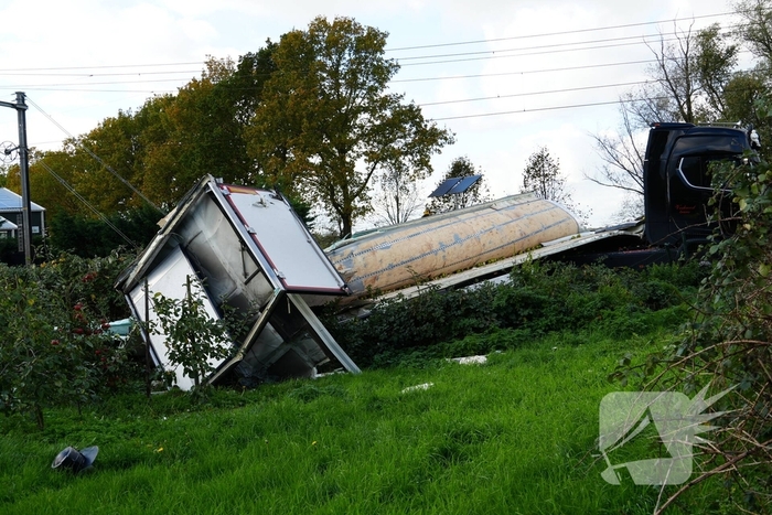 Trein botst op vrachtwagen