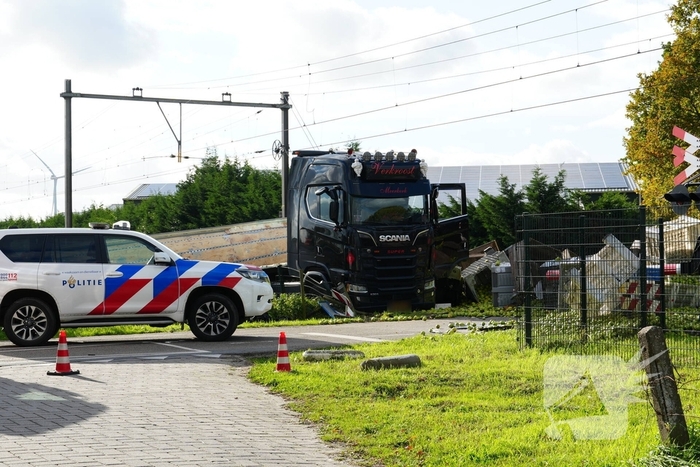 Trein botst op vrachtwagen