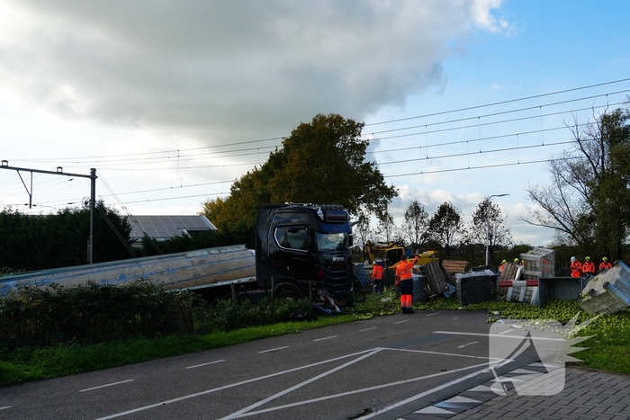 Trein botst op vrachtwagen