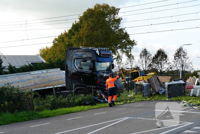 Trein botst op vrachtwagen