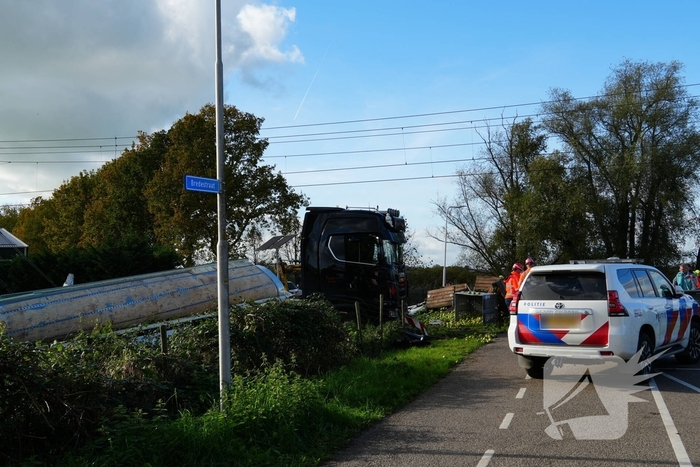 Trein botst op vrachtwagen