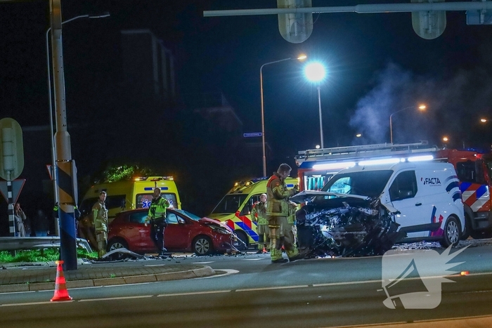 Zware botsing tussen twee auto's leidt tot gewonden