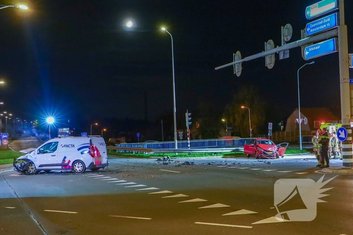 Zware botsing tussen twee auto's leidt tot gewonden