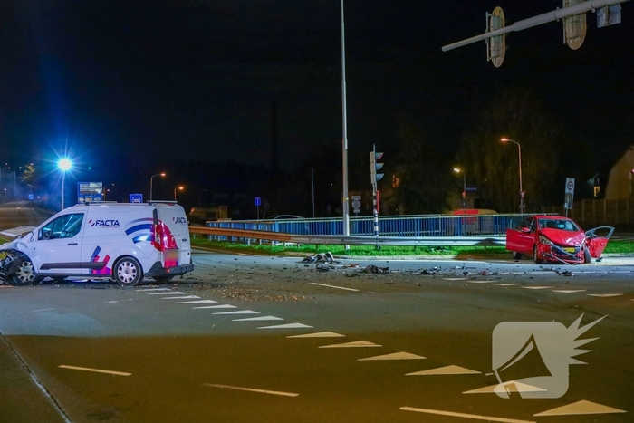 Zware botsing tussen twee auto's leidt tot gewonden