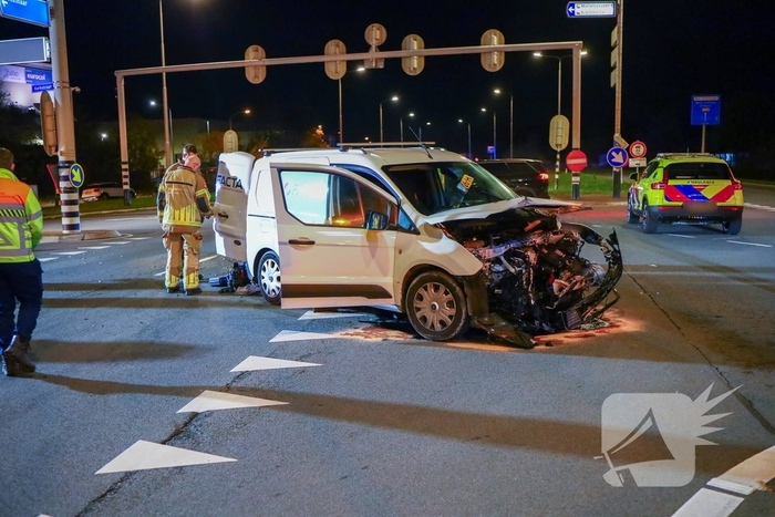 Zware botsing tussen twee auto's leidt tot gewonden