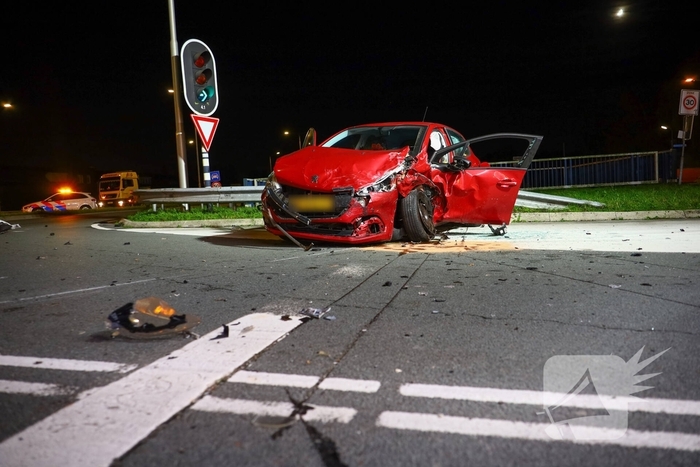 Zware botsing tussen twee auto's leidt tot gewonden