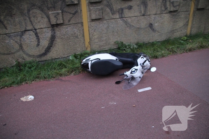 Fiets en scooter botsen op elkaar