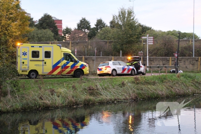 Fiets en scooter botsen op elkaar