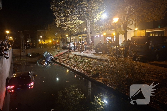 Beschonken automobiliste rijdt twee auto's de gracht in