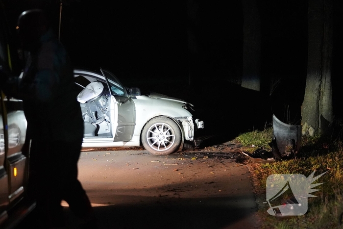 Auto botst tegen boom, bestuurder gewond