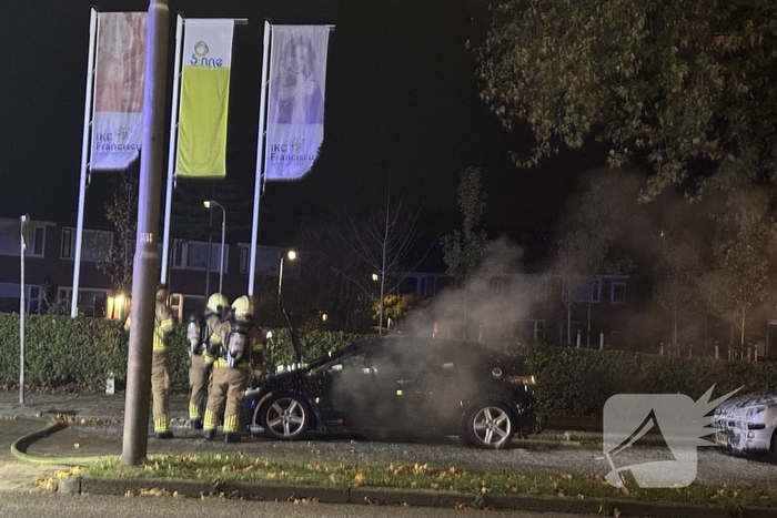 Rookontwikkeling uit geparkeerde auto