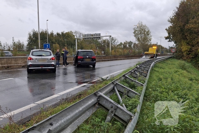 Auto verliest controle in bocht
