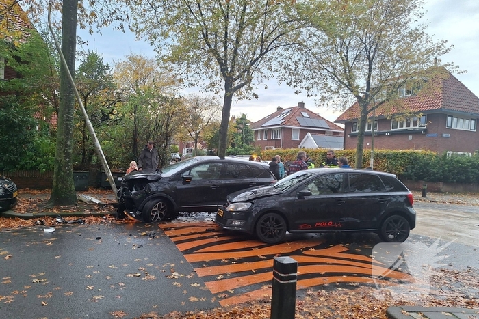 Auto botst op paal door aanrijding