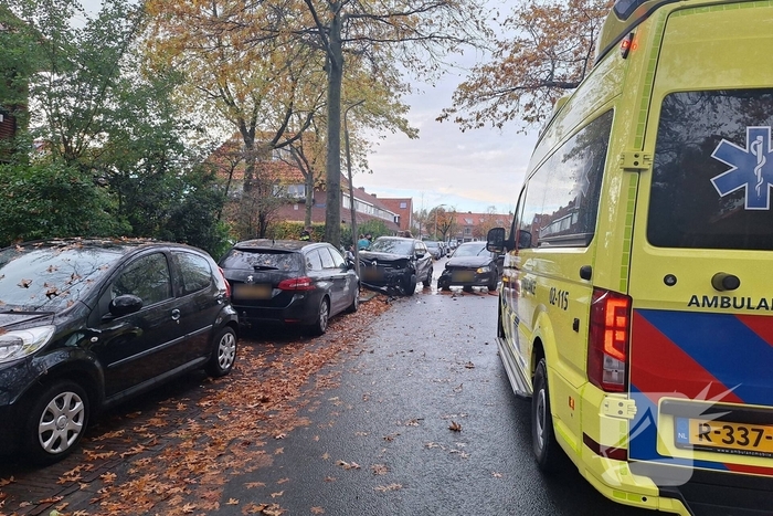 Auto botst op paal door aanrijding