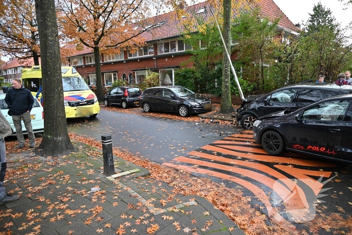 Auto botst op paal door aanrijding
