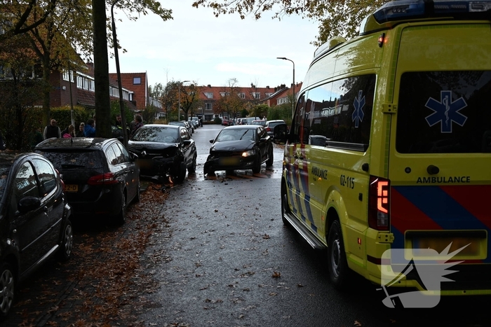 Auto botst op paal door aanrijding