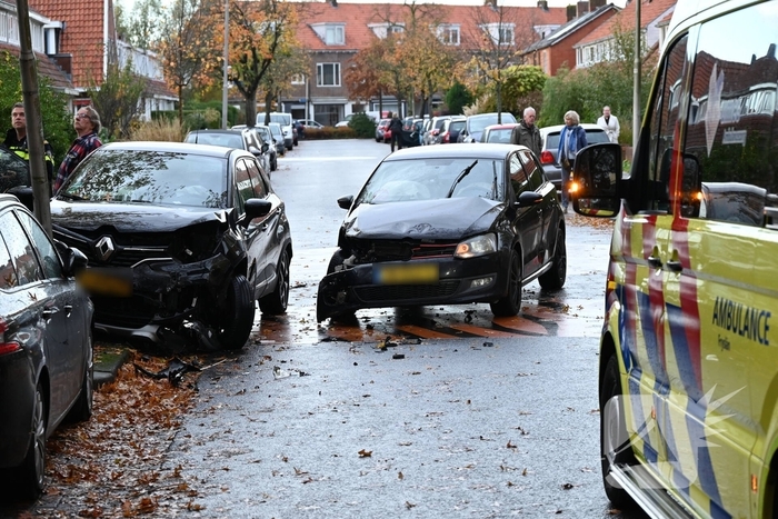Auto botst op paal door aanrijding