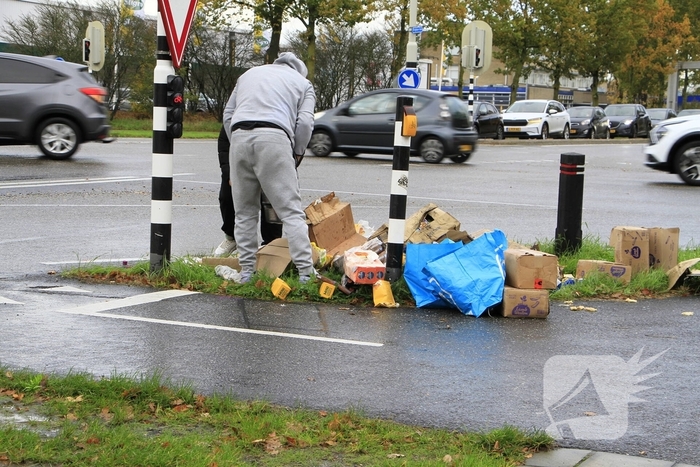 Vrachtwagen verliest diiepvrieshandel tijdens het rijden