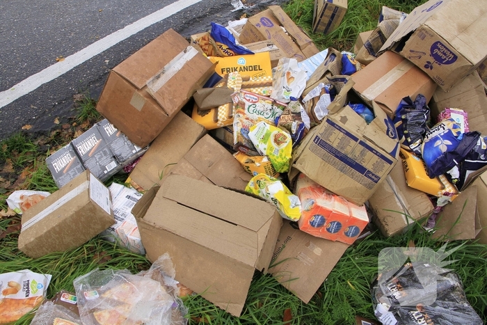 Vrachtwagen verliest diiepvrieshandel tijdens het rijden