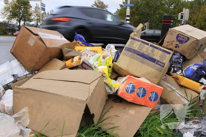 Vrachtwagen verliest diiepvrieshandel tijdens het rijden