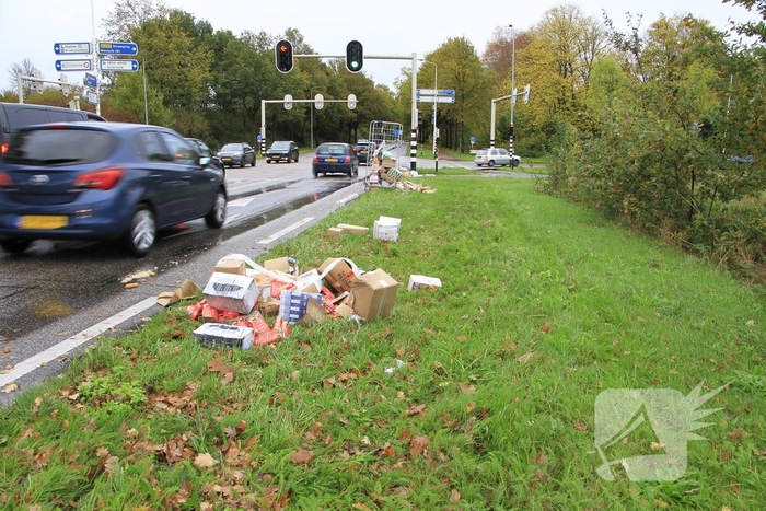 Vrachtwagen verliest diiepvrieshandel tijdens het rijden