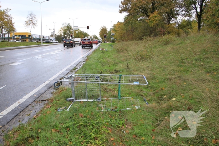 Vrachtwagen verliest diiepvrieshandel tijdens het rijden