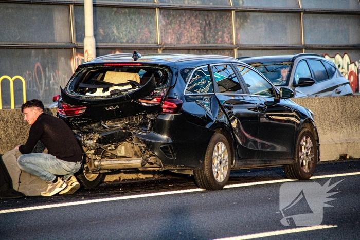 Twee auto's total loss na aanrijding