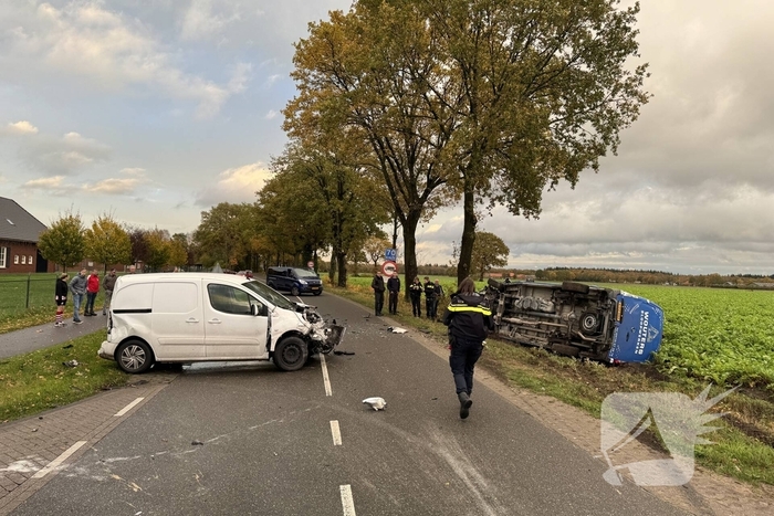 Botsing tussen twee bestelwagens