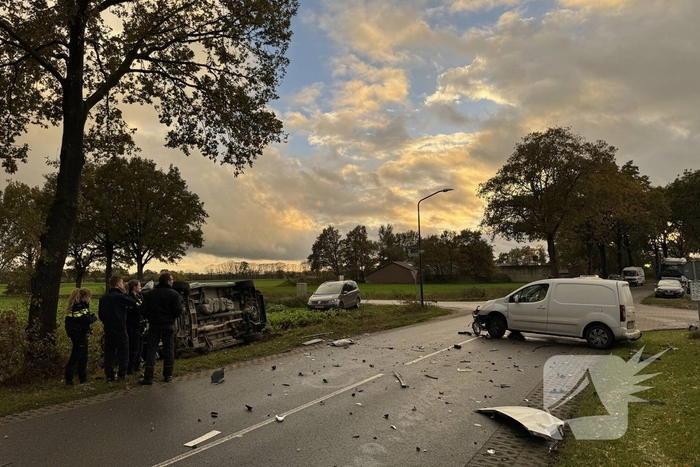 Botsing tussen twee bestelwagens