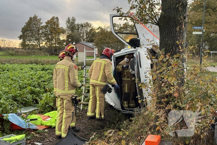 Botsing tussen twee bestelwagens