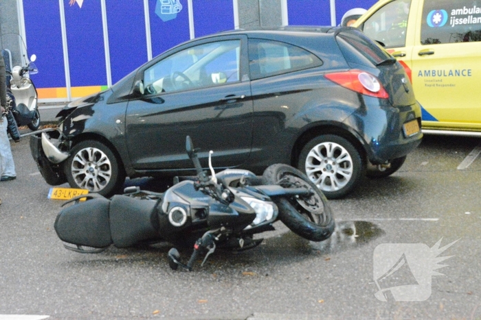 Motorrijder gewond na inhaalactie