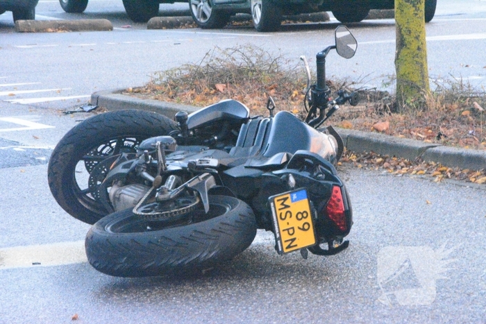 Motorrijder gewond na inhaalactie