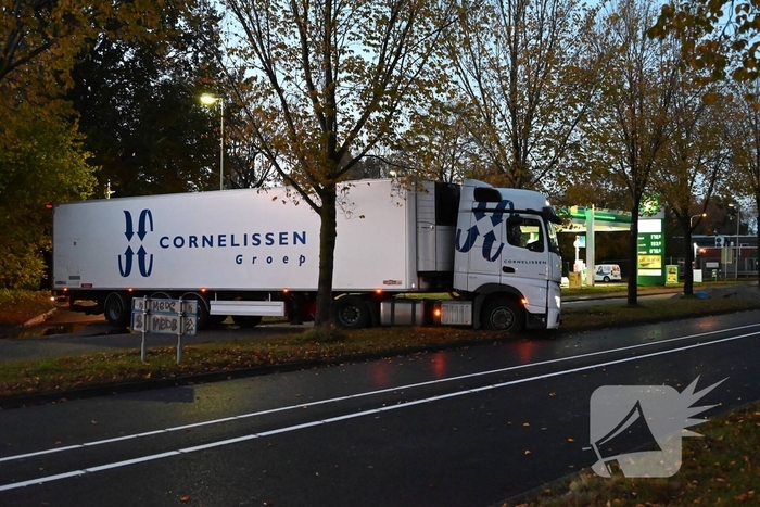 Volledige wegafsluiting door vastgelopen vrachtwagen