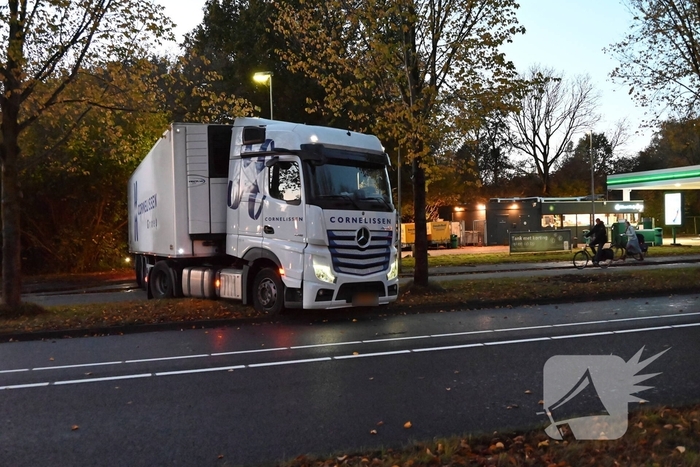 Volledige wegafsluiting door vastgelopen vrachtwagen