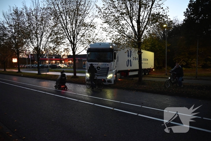 Volledige wegafsluiting door vastgelopen vrachtwagen