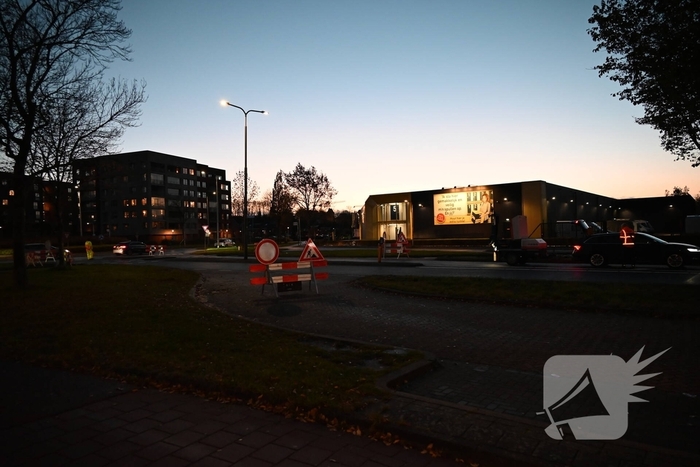 Volledige wegafsluiting door vastgelopen vrachtwagen