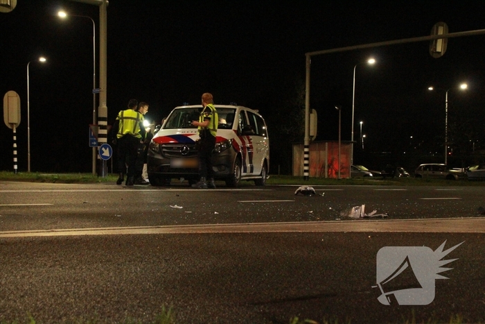 aanrijding tussen auto en scooter leidt tot gewonde
