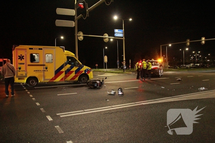 aanrijding tussen auto en scooter leidt tot gewonde