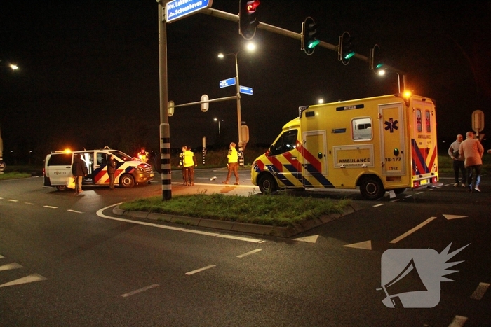 aanrijding tussen auto en scooter leidt tot gewonde