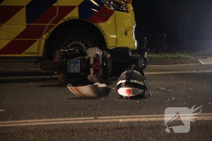 aanrijding tussen auto en scooter leidt tot gewonde