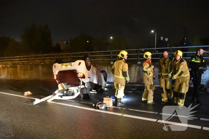 Voertuig belandt op achterkant