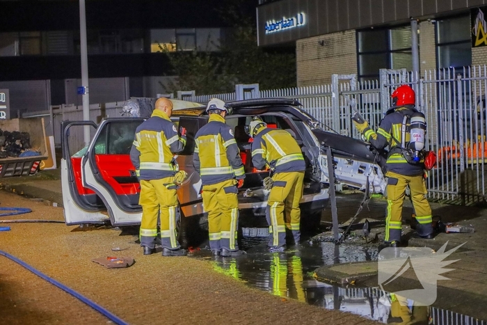 Auto in vlammen op industriegebied
