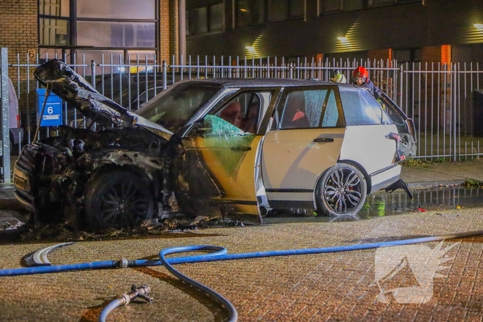 Auto in vlammen op industriegebied