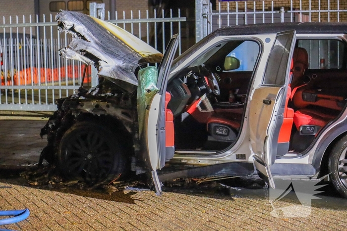 Auto in vlammen op industriegebied