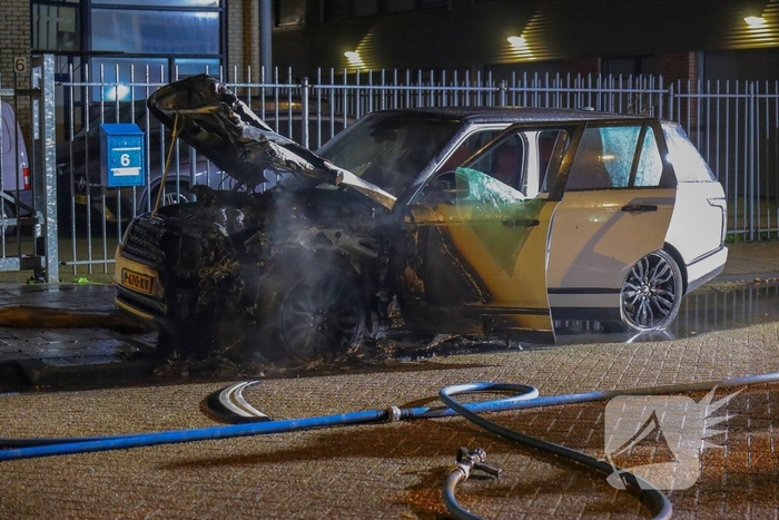 Auto in vlammen op industriegebied
