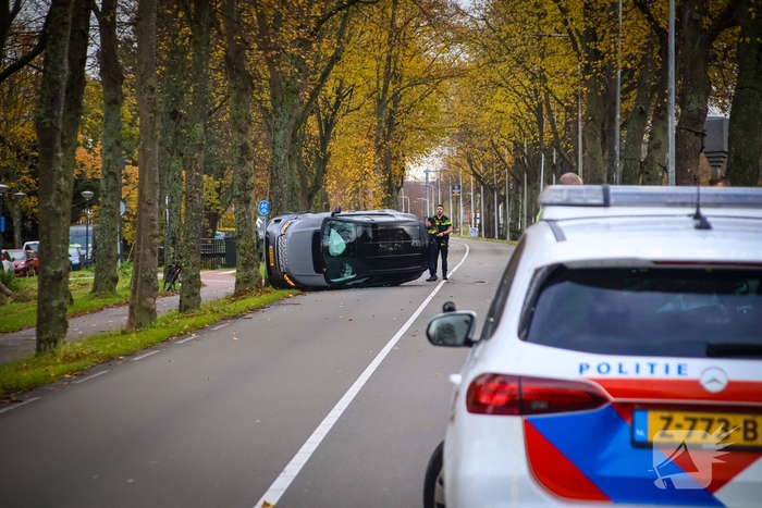 Landrover belandt op zijkant door ongeval met boom