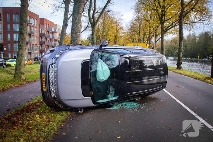Landrover belandt op zijkant door ongeval met boom